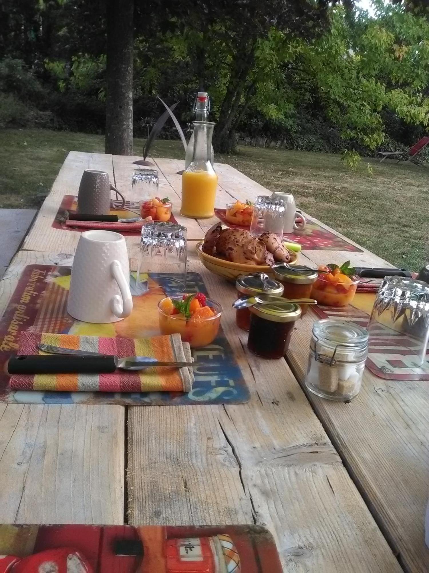 לינה וארוחת בוקר Dosches Sous Les Toits מראה חיצוני תמונה